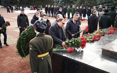 RECTOR OF KSMU PROFESSOR V.A.LAZARENKO LAID FLOWERS AT THE ETERNAL FLAME