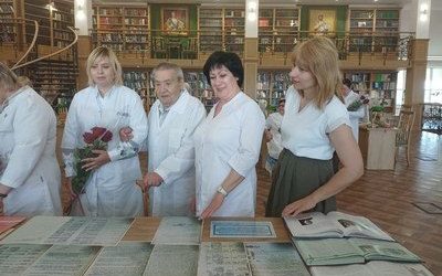 On May 27 in the new library there was a grand opening of the exhibition-viewing “From History to Modernity” dedicated to the 85th anniversary of the Department of Infectious Diseases and Epidemiology. The department is one of the oldest in Kursk State Medical University.  The exhibition was organized by the library and the department with the participation of the University Archive and the Museum of History of KSMU.  Natalia Sergeevna Meshcherina, Vice-Rector for Medical Activity and Development of Regional Health Care, Associate Professor, Doctor of Medical Sciences, made a welcoming speech. Natalya Sergeevna noted the special importance of the department during the COVID-19 epidemic, emphasizing that from this time a new history in infectious diseases begins. Head of the Department of Infectious Diseases and Epidemiology, Associate Professor, Candidate of Medical Sciences Victoria Valentinovna Kiseleva told about the service of infectious diseases doctor in the last century and in the modern world.  Professor Kravtsova Elena Sergeevna, Head of the Department of Philosophy, Ph.D., gave a brief excursion on the history of medicine, mentioning the Aptekarsky order of the 16th-17th centuries.  Librarian Galina Petrovna Gustilina prepared a review of the book exhibition.  The exposition is devoted to the history of the department, the heritage of its leaders and staff. The exhibition presents rare collections of scientific works of the department, monographs, educational, educational and methodical manuals, doctoral and candidate’s theses defended by the department staff in different years, abstracts, publications of the department staff in periodicals, electronic editions, as well as patent documents.  Students, scientific and pedagogical staff and members of the department took an active part in viewing the book exposition, noting the achievements in the field of education and science of their colleagues and predecessors.  Presented articles and photos of the past years, reflecting the historical milestones of the formation and development of the department, aroused great interest among the visitors.  The exhibition-viewing will continue its work till 03.06.24.