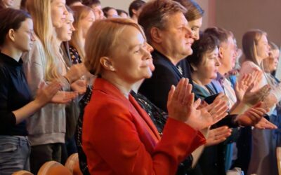 The adaptation of first-year students at Kursk State Medical University continues — and this time, the focus was on creativity. This event was awaited by the entire university: students, their mentors, their parents, deans and directors, professors, and the university administration — all watched with excitement and anticipation.